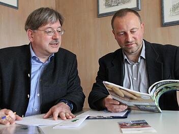 Guido Winter (l.) und Klaus Schaumberg zeigen, wie der Agrotourismus auch andernorts publik gemacht wird. Foto: Marco Meißner