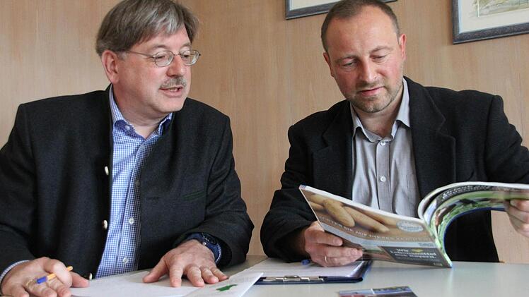 Guido Winter (l.) und Klaus Schaumberg zeigen, wie der Agrotourismus auch andernorts publik gemacht wird. Foto: Marco Meißner