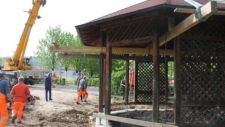 Am neuen Standort angekommen: der Pavillon passte genau aufs Fundament.