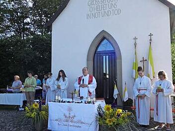 Der frühere Eltmanner Stadtpfarrer Siegfried Vogt zelebrierte den Freiluftgottesdienst zum Gedenken an den heiligen Cyriakus vor der Nothelfer-Kapelle in Eschenbach.