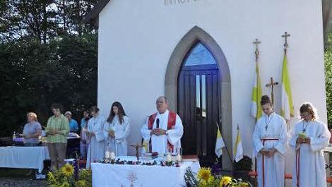 Der frühere Eltmanner Stadtpfarrer Siegfried Vogt zelebrierte den Freiluftgottesdienst zum Gedenken an den heiligen Cyriakus vor der Nothelfer-Kapelle in Eschenbach.