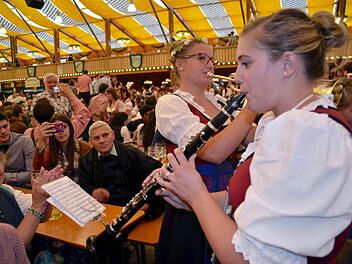 Die Burkardrother Bläser sorgten für gute Stimmung im Festzelt. Hier musizieren Elisabeth Wehner und Laura Breuter.  Foto: Kathrin Kupka-Hahn