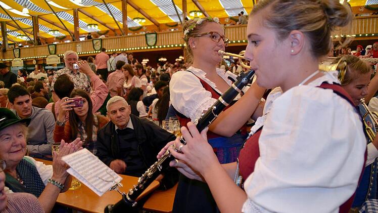 Die Burkardrother Bläser sorgten für gute Stimmung im Festzelt. Hier musizieren Elisabeth Wehner und Laura Breuter.  Foto: Kathrin Kupka-Hahn