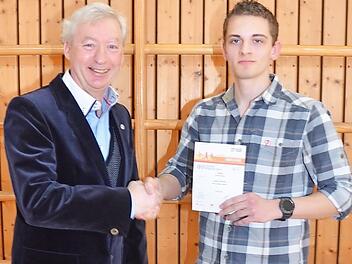 Harald Kaiser (links) überreicht an Leon Simon aus Kronach die Urkunde und das Deutsche Sportabzeichen des DOSB in Gold.  Foto: K.- H. Hofmann