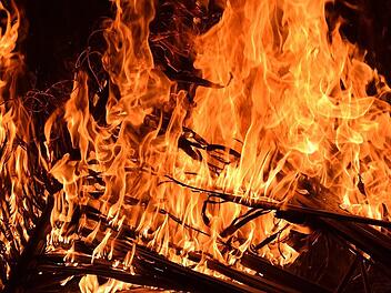 Brand in Bamberg: Bahnverkehr vorübergehend eingestellt - "meterhohe Flammen"