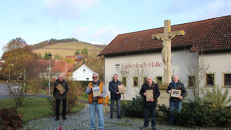Foto-Termin an der Eschenbach-Halle: An der Chronik mitgearbeitet haben unter anderem (von links) Wolf-Dieter Bogner, Armin Weidenthaler, Ortsbeauftragter Thomas Reuter, Martin Reuter und Erwin Heid. Foto: Ralf Ruppert