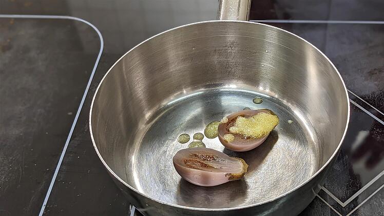 Auch die Auberginen bekommen einen Klecks Butter und dürfen brutzeln.
