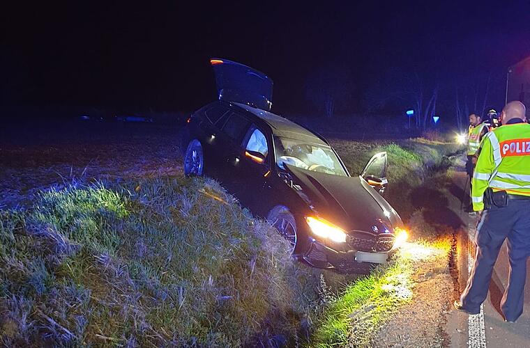 Kupferberg: Auto kommt bei Unfall von Straße ab - Feuerwehr sperrt kurzfristig B289