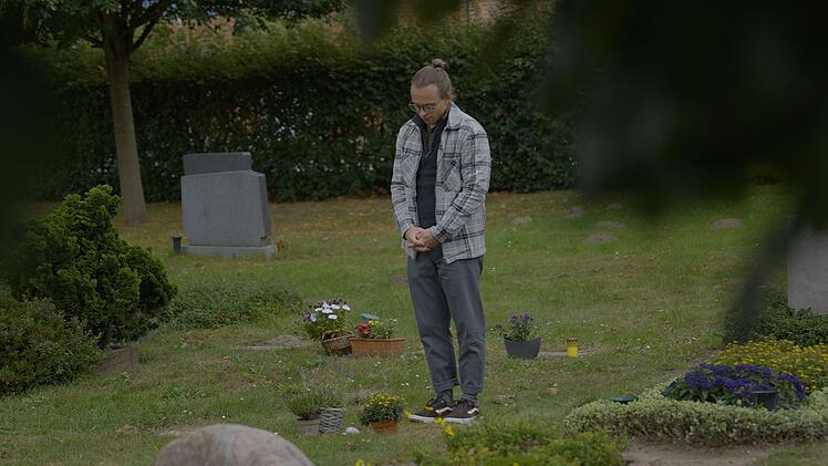 Bevor er in Richtung Lettland aufbricht, besucht Felix noch einmal das Grab seines Vaters.