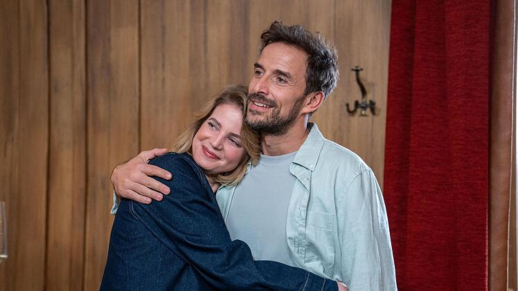 Die Anw&auml;ltin Julia (Rike Schmid) ist mit Sebastian (Max Alberti) verheiratet. Ihr Leben lang f&uuml;hlte sie sich im Schatten ihrer kleinen Schwester Lilli. Sie ahnt nicht, dass diese sich in ihren Mann verlieben wird.