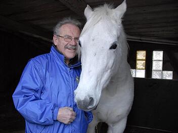 Gunter Bayer mit seiner Asil-Araberstute Samantha Samiha. Er liebt ihr sanftmütiges, menschenfreundliches Wesen. Foto: Dagmar Besand