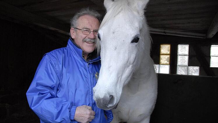 Gunter Bayer mit seiner Asil-Araberstute Samantha Samiha. Er liebt ihr sanftmütiges, menschenfreundliches Wesen. Foto: Dagmar Besand