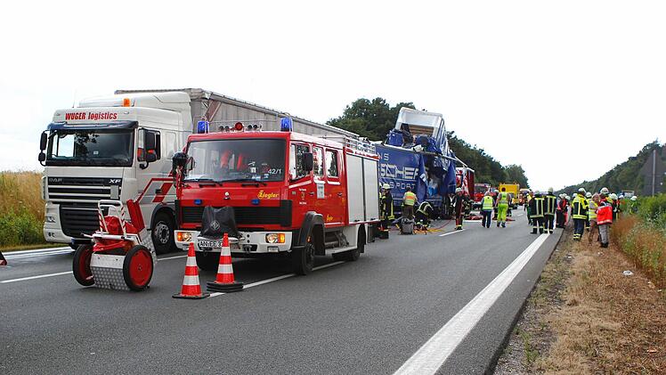 Die Lkw sind derma&szlig;en ineinander verkeilt, dass das F&uuml;hrerhaus des Unfallverursachers kaum mehr zu erkennen ist. Foto: News5 / Buerkel