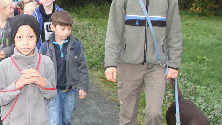 Försterin Anja Mörtelbauer hatte zu den Walderlebnistagen ihren Hund Balu mitgebracht.