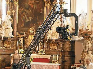 Johannes Bloching bei den Dreharbeiten in der Münnerstädter Klosterkirche. Fotos: TV1-Fernsehproduktion