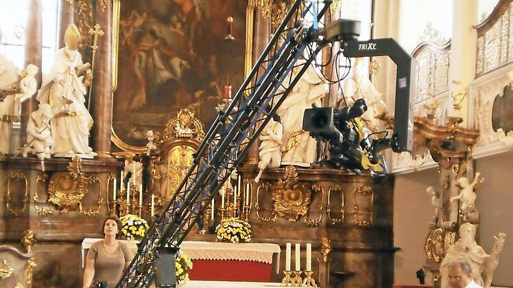 Johannes Bloching bei den Dreharbeiten in der Münnerstädter Klosterkirche. Fotos: TV1-Fernsehproduktion