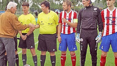 Alt-Nationalspieler Luggi Müller (links) schüttelte allen Teilnehmern des Benefizspiels die Hand.  Foto: Günther Geiling
