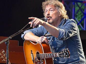 Wolfgang Niedecken beim Auftritt im Tambacher Schlosshof.Fotos: Albert Höchstädter