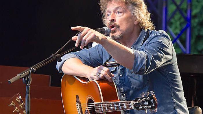 Wolfgang Niedecken beim Auftritt im Tambacher Schlosshof.Fotos: Albert Höchstädter