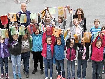Die Schüler aus Stadtsteinach haben in den vergangenen Tagen von Eltern, Verwandten und Bekannten 1683,70 Euro für Kinder aus Nepal zusammengesammelt. Foto: Sonja Adam