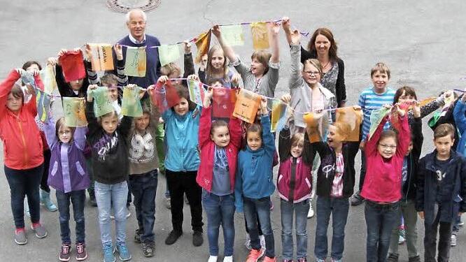 Die Schüler aus Stadtsteinach haben in den vergangenen Tagen von Eltern, Verwandten und Bekannten 1683,70 Euro für Kinder aus Nepal zusammengesammelt. Foto: Sonja Adam