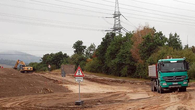 Die Bauarbeiten für die Umfahrung der zukünftigen Baustelle an der Eisenbahnbrücke bei Zettlitz sind in vollem Gange.  Foto: Andy Welz