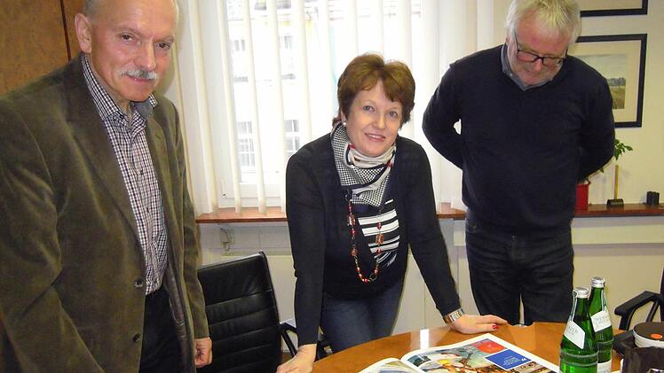 Der Geschäftsführer der Stadtwerke, Günter Schneider (von links), Bürgermeisterin Brigitte Meyerdierks und Kommunikationsdesigner Uwe Schmidt Foto: Julia Raab