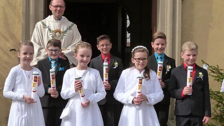 Geusfeld &mdash; Sieben Erstkommunikanten (drei M&auml;dchen und vier Buben) aus der Pfarreiengemeinschaft "Heilig Geist Rauhenebrach" gingen am Wei&szlig;en Sonntag in Geusfeld zum ersten Mal zum Tisch des Herrn. Den Festgottesdienst hielt Pfarrer Kurt Wolf in der festlich geschm&uuml;ckten Pfarrkirche St. Martin. Foto: Helmut Kistner
