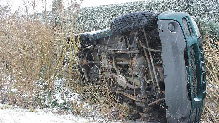 In Dörfles ist ein Pkw von der Schneebedeckten Fahrbahn abgekommen und in einem Gebüsch gelandet. Foto: Dominic Buckreus