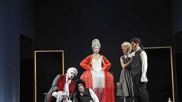 Turbulente Verwechslungen: Szene aus der Neuinszenierung von "Figaros Hochzeit" am Landestheater Coburg.Foto: Andrea Kremper
