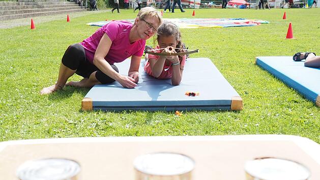 Beim Armbrustschie&szlig;en galt es, sich zu konzentrieren, um die avisierten Blechdosen auch zu treffen. Foto: Marian Hamacher