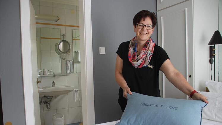 Sabine Raupach von Herrmanns Romantik-Posthotel in Wirsberg freut sich über Bewerbungen als Hauswirtschafter/in oder Restaurantfachkraft.  Foto: Andreas Schmitt