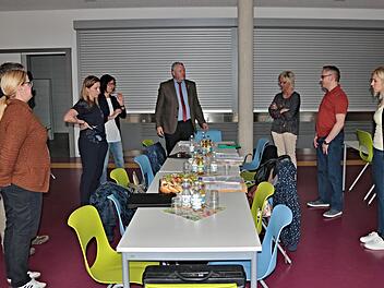 Bevor beraten wurde, führte Schulverbandsvorsitzender Jürgen Hennemann (4. v. r.) durch die Mensa. Lisa Schmitt (r.) erläuterte den Haushalt und Schulleiterin Gudrun Schnitzer (3. v. r.) gab ihren "Wunschzettel" für Anschaffungen für die Grundschule bekannt.