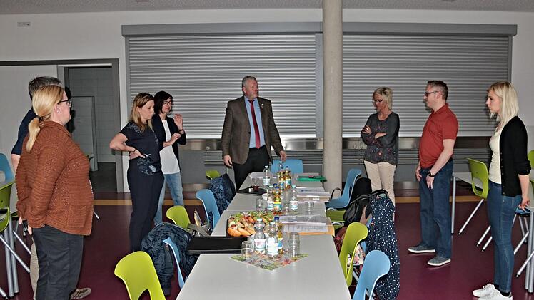 Bevor beraten wurde, führte Schulverbandsvorsitzender Jürgen Hennemann (4. v. r.) durch die Mensa. Lisa Schmitt (r.) erläuterte den Haushalt und Schulleiterin Gudrun Schnitzer (3. v. r.) gab ihren "Wunschzettel" für Anschaffungen für die Grundschule bekannt.