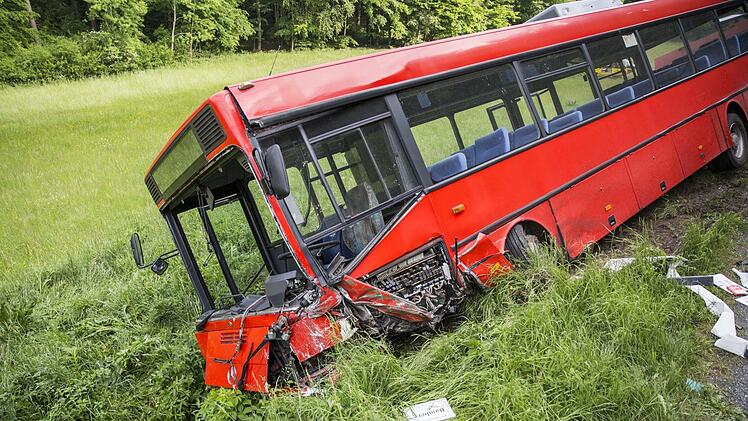 Der stark beschädigte Bus