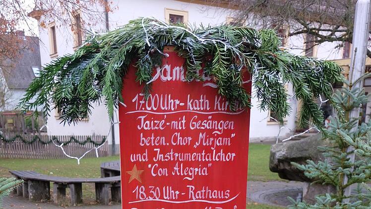 Fahrplan der Dorfweihnacht. Foto: Philipp Bauernschubert