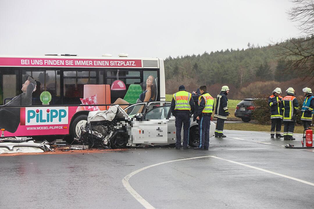 Auto prallt mit hoher Wucht gegen Linienbus