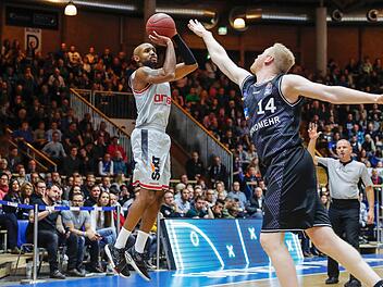 Im Hinspiel am 8. Dezember vergangenen Jahres feierte Ricky Hickman (links) nach langer Verletzungspause sein Comeback. Zum Bamberger 93:77-Erfolg steuerte er zwölf Punkte bei. Hier setzt der Flügelspieler gegen den Ex-Bamberger im Crailsheimer Trikot, Philipp Neumann, zum Wurf an. Foto: Daniel Löb