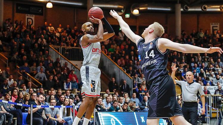 Im Hinspiel am 8. Dezember vergangenen Jahres feierte Ricky Hickman (links) nach langer Verletzungspause sein Comeback. Zum Bamberger 93:77-Erfolg steuerte er zwölf Punkte bei. Hier setzt der Flügelspieler gegen den Ex-Bamberger im Crailsheimer Trikot, Philipp Neumann, zum Wurf an. Foto: Daniel Löb