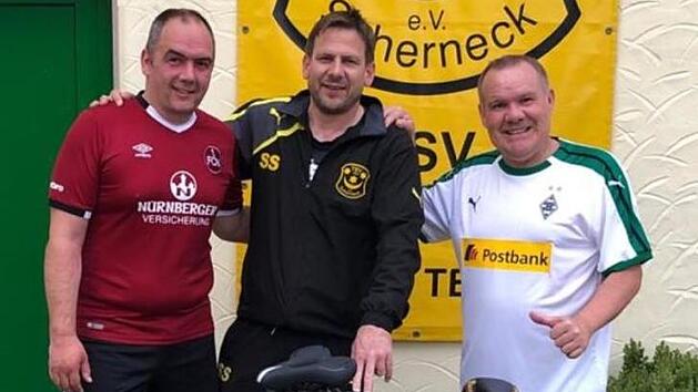 Gehen wieder auf Tour (v. li.): Clubfan Maik B&uuml;chner sowie die Organisatoren Sven Siegel und Andreas Wedel vom TSV Scherneck. Foto: privat