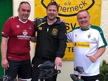 Gehen wieder auf Tour (v. li.): Clubfan Maik B&uuml;chner sowie die Organisatoren Sven Siegel und Andreas Wedel vom TSV Scherneck. Foto: privat
