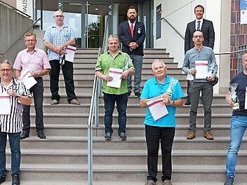 Vielfache Blutspender wurden bei der Stadtratssitzung in Rödental mit einer Ehrennadel und Urkunde ausgezeichnet.
