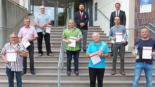 Vielfache Blutspender wurden bei der Stadtratssitzung in Rödental mit einer Ehrennadel und Urkunde ausgezeichnet.