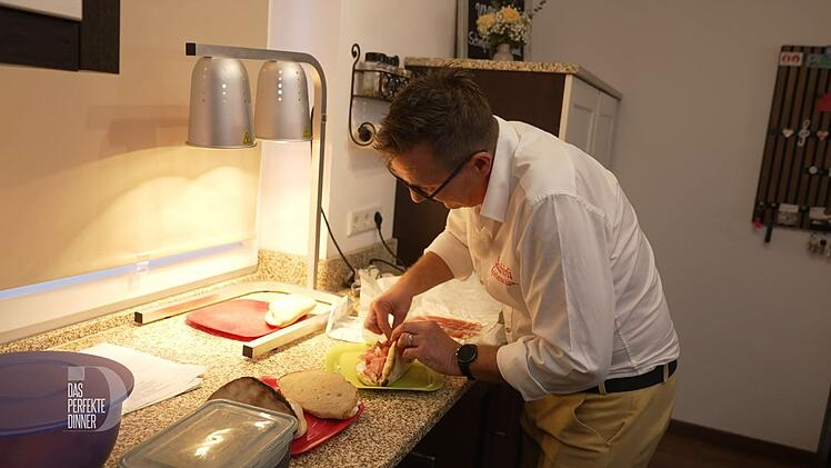 Zur Vorspeise f&uuml;llt J&uuml;rgen (54) eine selbstgemachte Pizza-Tasche.