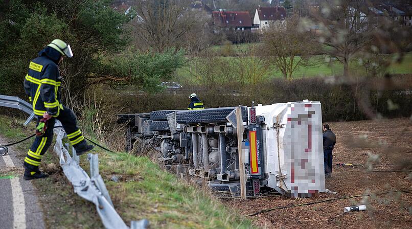 Leichendorf: Lkw-Fahrer (51) stirbt nach Unfall auf K F&Uuml; 19