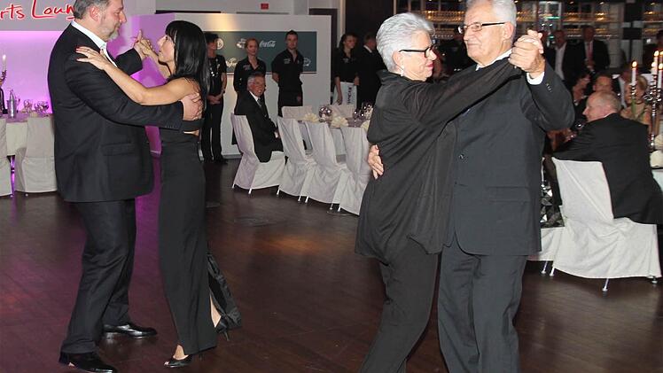 Eröffnungstanz beim "Ball des Sports": Norbert und Christa Sieben sowie Klaus Stieringer und Sabine Zimmermann hatten nur kurzzeitig so viel Platz, ehe sich die Tanzfläche schnell bevölkerte.