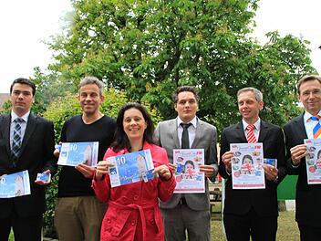 Arno Reuscher und Christine Schikora vom Kaufhaus Mürscht präsentieren die Münnerstadt Card samt Informationsblatt und bedanken sich bei den Sponsoren (v. l. Martin Werner, Arno Reuscher, Christine Schikora, Thomas Werner, Marcus Stürmer und Robert Kennaugh).  Foto: Heike Beudert