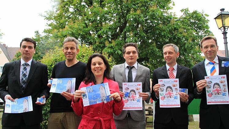 Arno Reuscher und Christine Schikora vom Kaufhaus Mürscht präsentieren die Münnerstadt Card samt Informationsblatt und bedanken sich bei den Sponsoren (v. l. Martin Werner, Arno Reuscher, Christine Schikora, Thomas Werner, Marcus Stürmer und Robert Kennaugh).  Foto: Heike Beudert