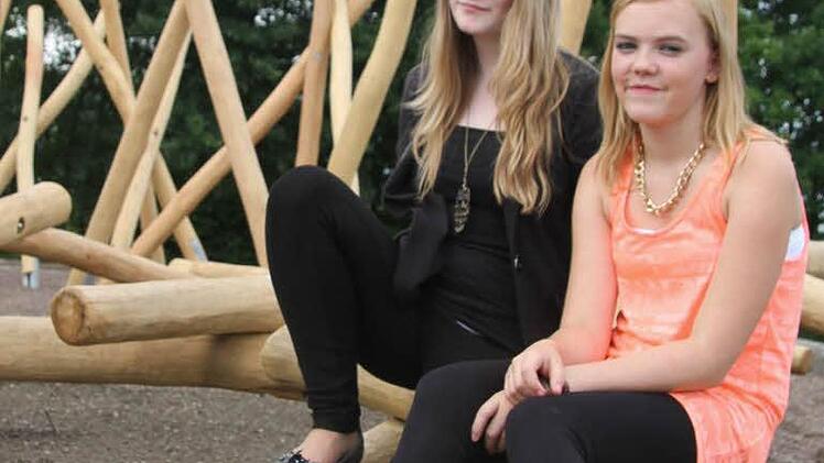 Wie Mikadostäbe ragen die Kletterinstallationen im Außenbereich empor. Die Netze werden noch angebracht, haben sich Sandrine Wormuth (14) und Antonia Partes (11) schon schlau gemacht. Aber auch so finden die beiden Mädchen die Anlage einfach eine Wucht.