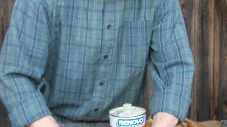 Einblick in die Werkstatt von Hermann Hildner: Mit Leinöl arbeitet Hermann Hildner eine Holzmaserung heraus, die dem legendären Gemälde "Der Schrei" von Edvard Munch etwas ähnlich sieht. Foto: Sonja Adam